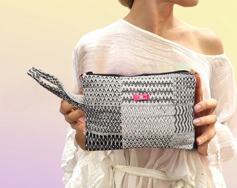 03A BUSTINA PIATTA 57 patchwork nero ecru